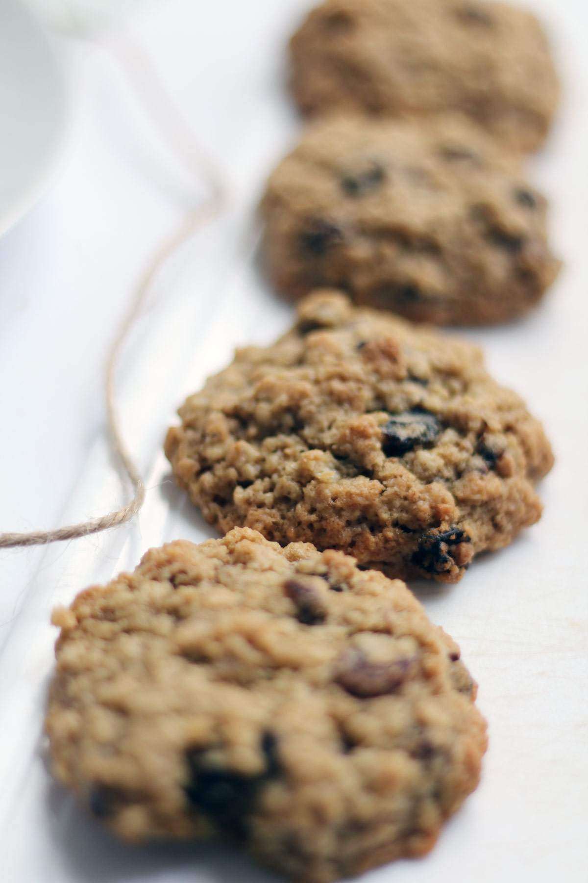 easy-oatmeal-raisin-cookie-recipe-traditional-cookies-food-blogger-4