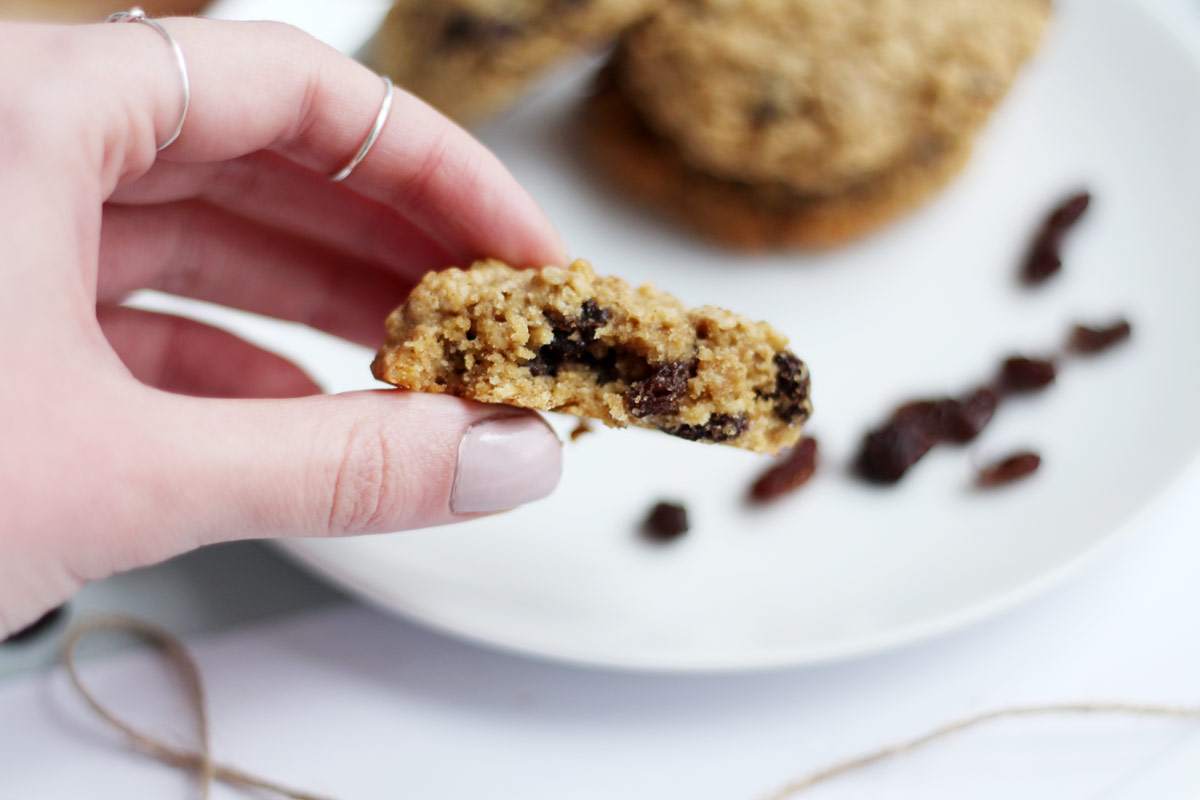 easy-oatmeal-raisin-cookie-recipe-traditional-cookies-food-blogger-4
