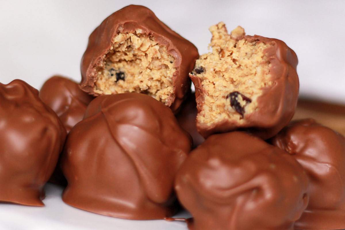 peanut-butter-oat-raisin-chocolate-balls-bits-protien-snacks-recipe-dessert-2