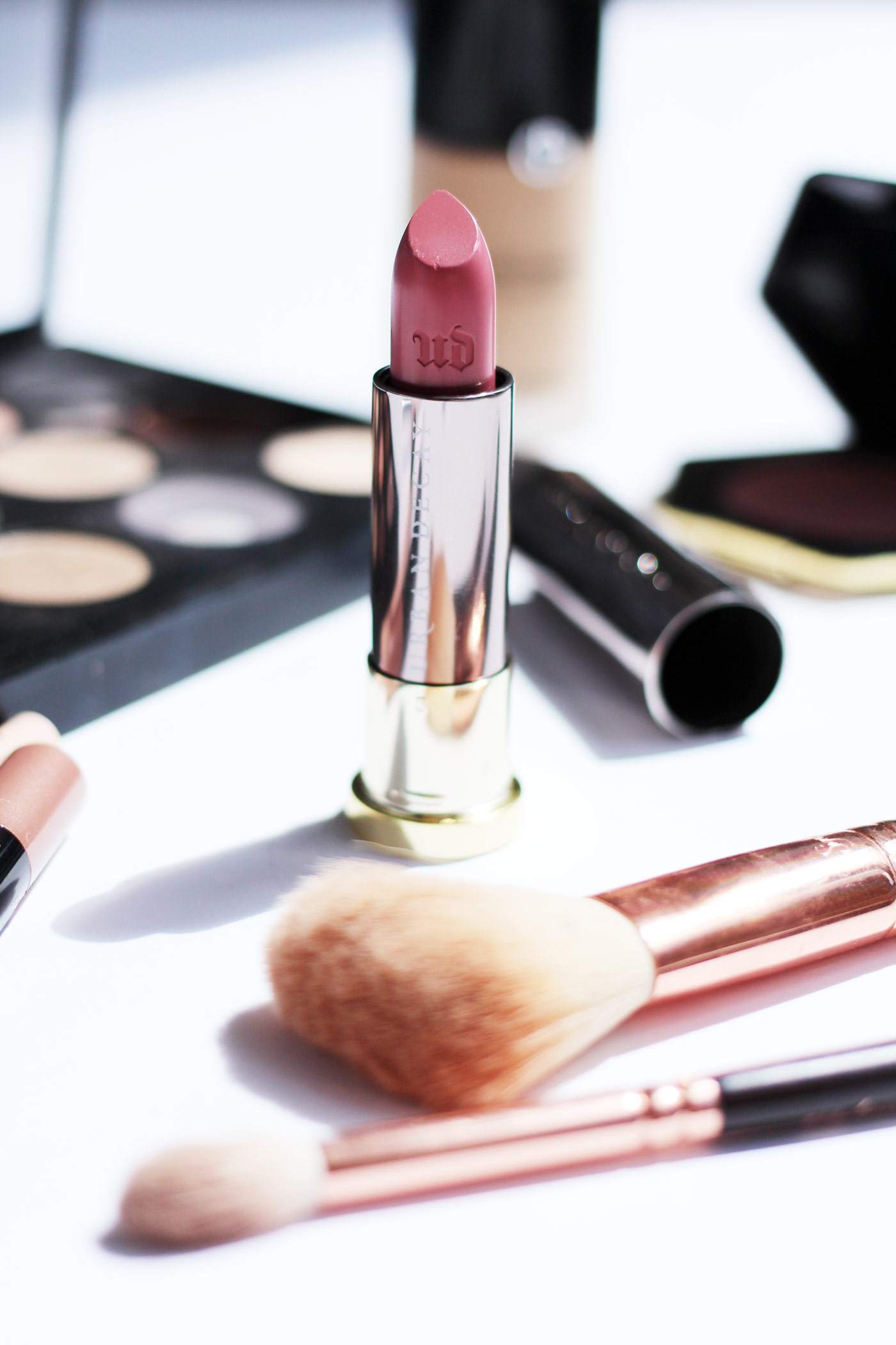 makeup-bag-mac-palette-urban-decay-vice-lipstick-giorgio-armani-luminous-silk-1