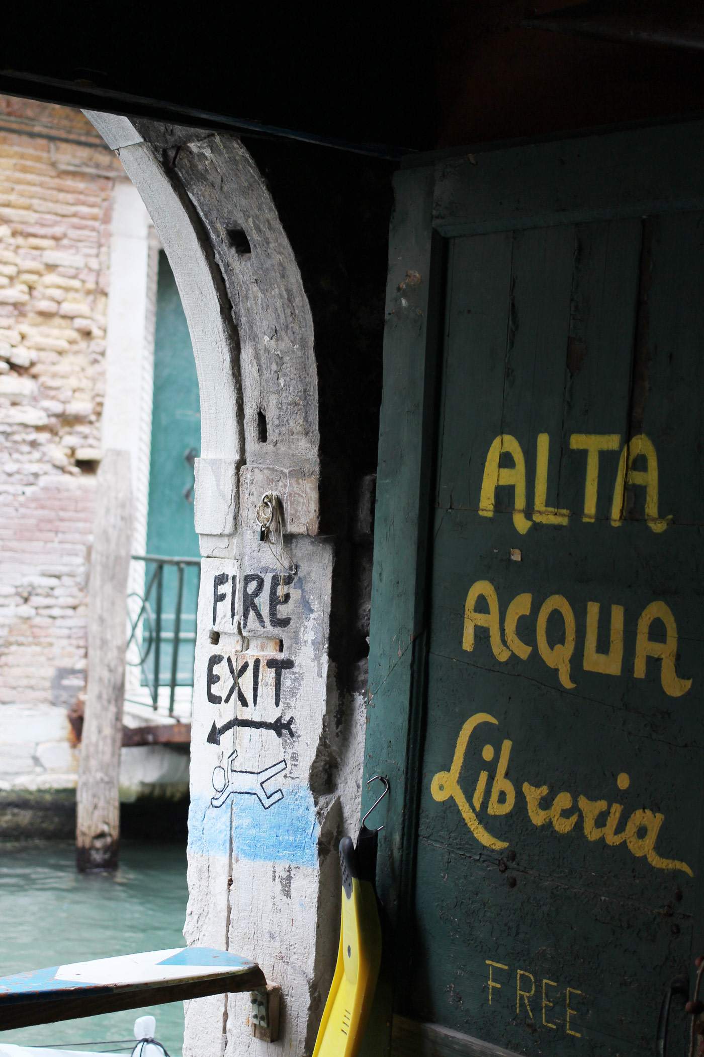 venice-italy-canal-photography-travel-blogger-san-marco-alta-acqua-libreria