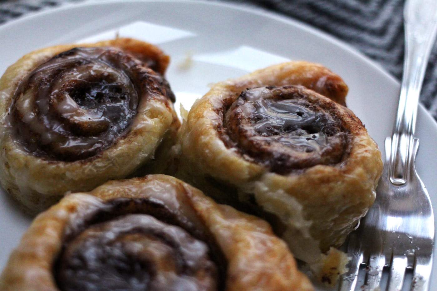 easy-cinnamon-rolls-recipe-autumn-winter-icing