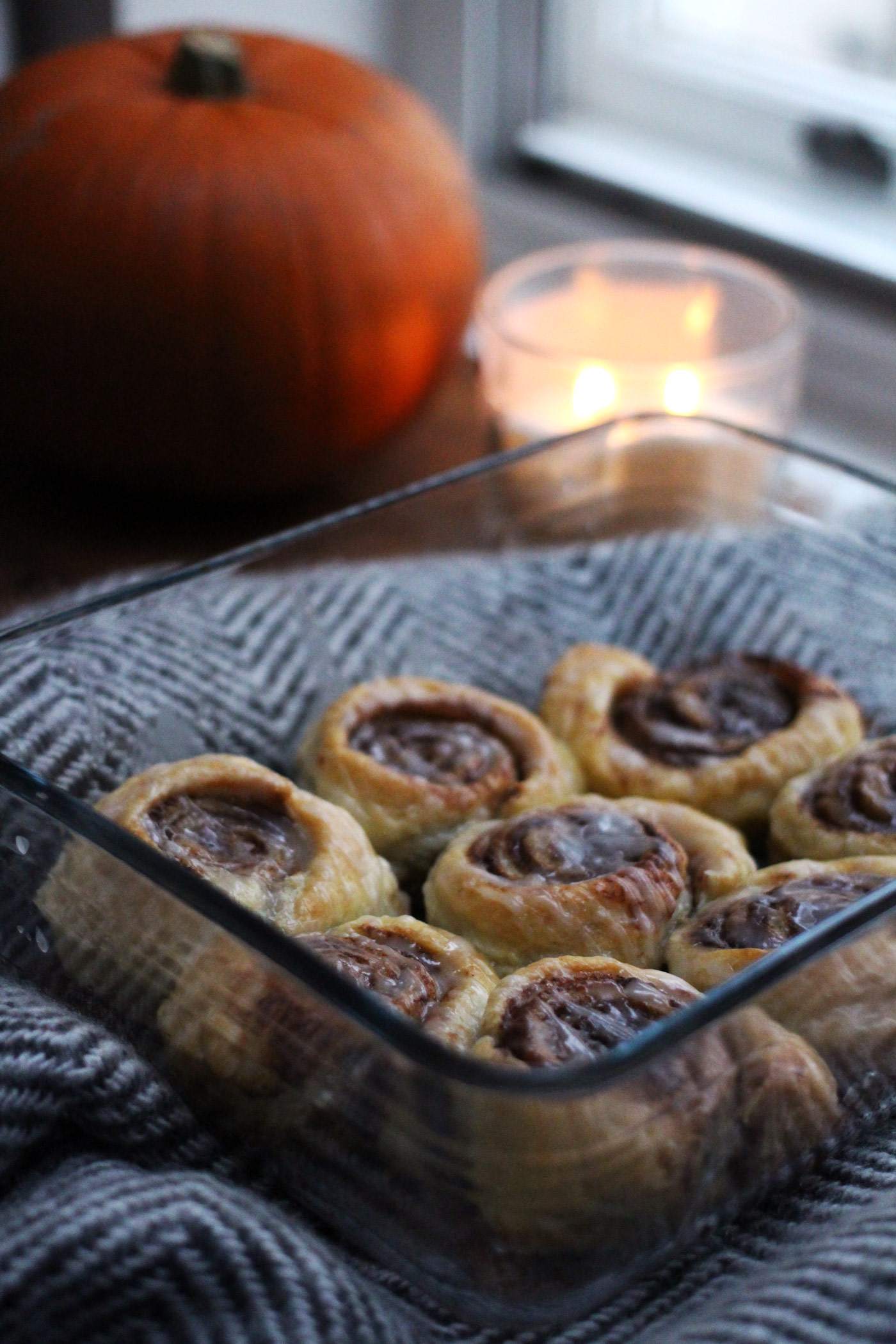 easy-cinnamon-rolls-recipe-autumn-winter-icing