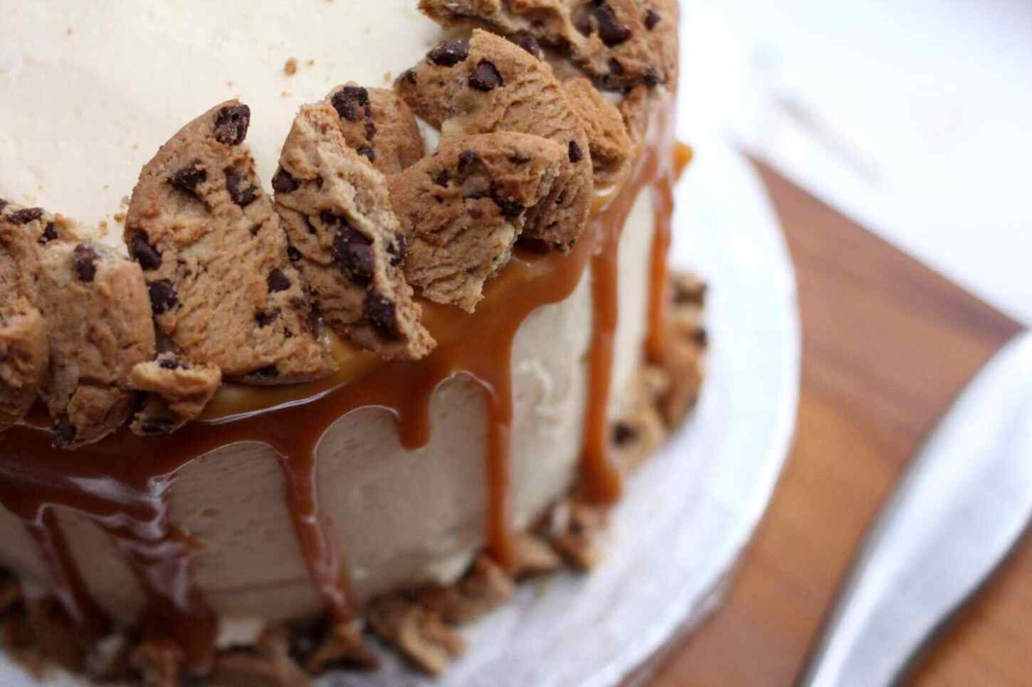 vanilla-caramel-cookie-layer-cake-drip-style-food-blogger-1