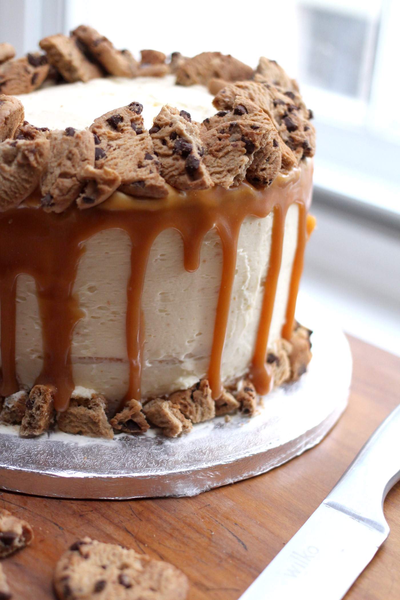 vanilla-caramel-cookie-layer-cake-drip-style-food-blogger-2