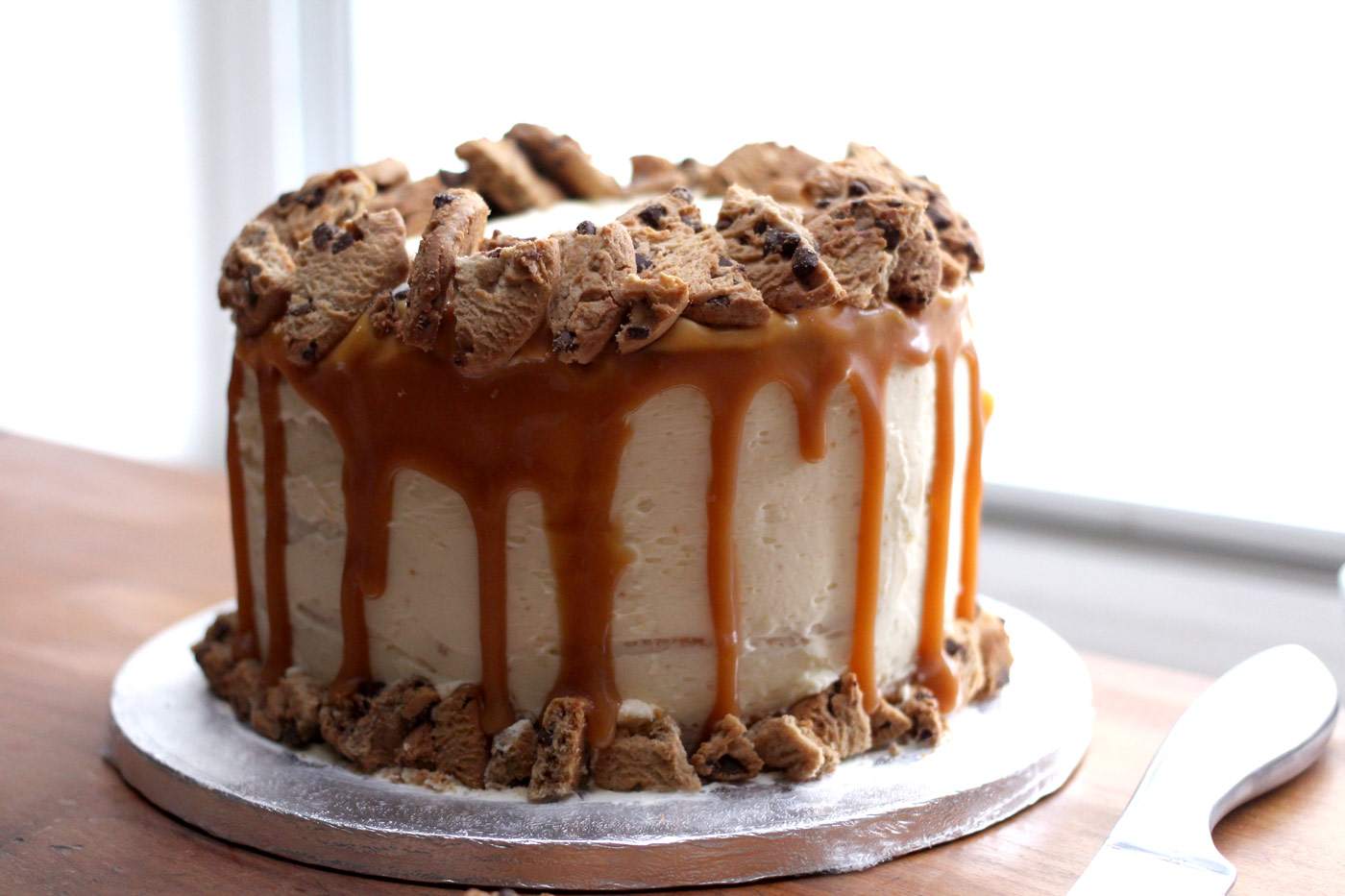 vanilla-caramel-cookie-layer-cake-drip-style-food-blogger-3