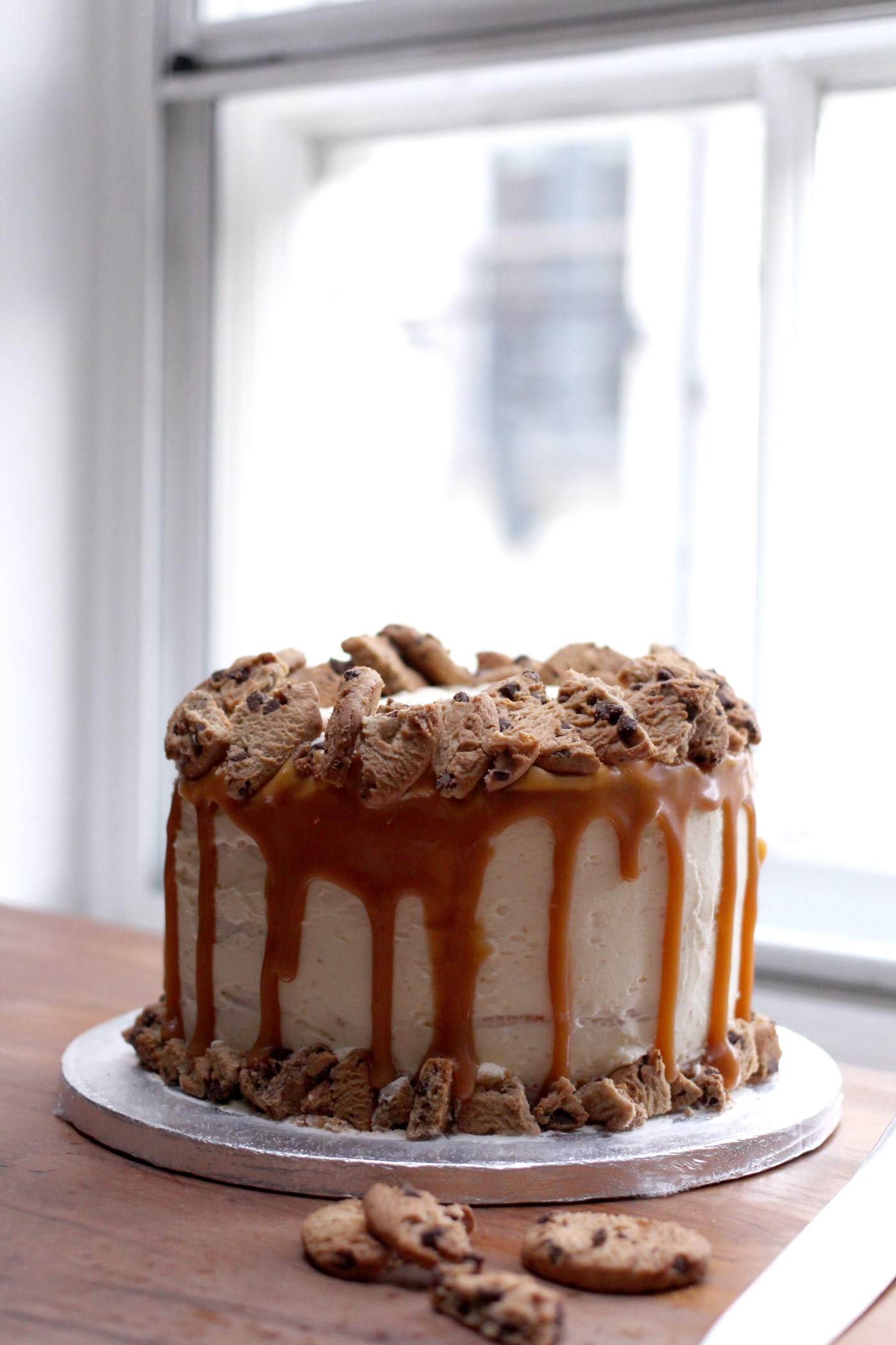 vanilla-caramel-cookie-layer-cake-drip-style-food-blogger