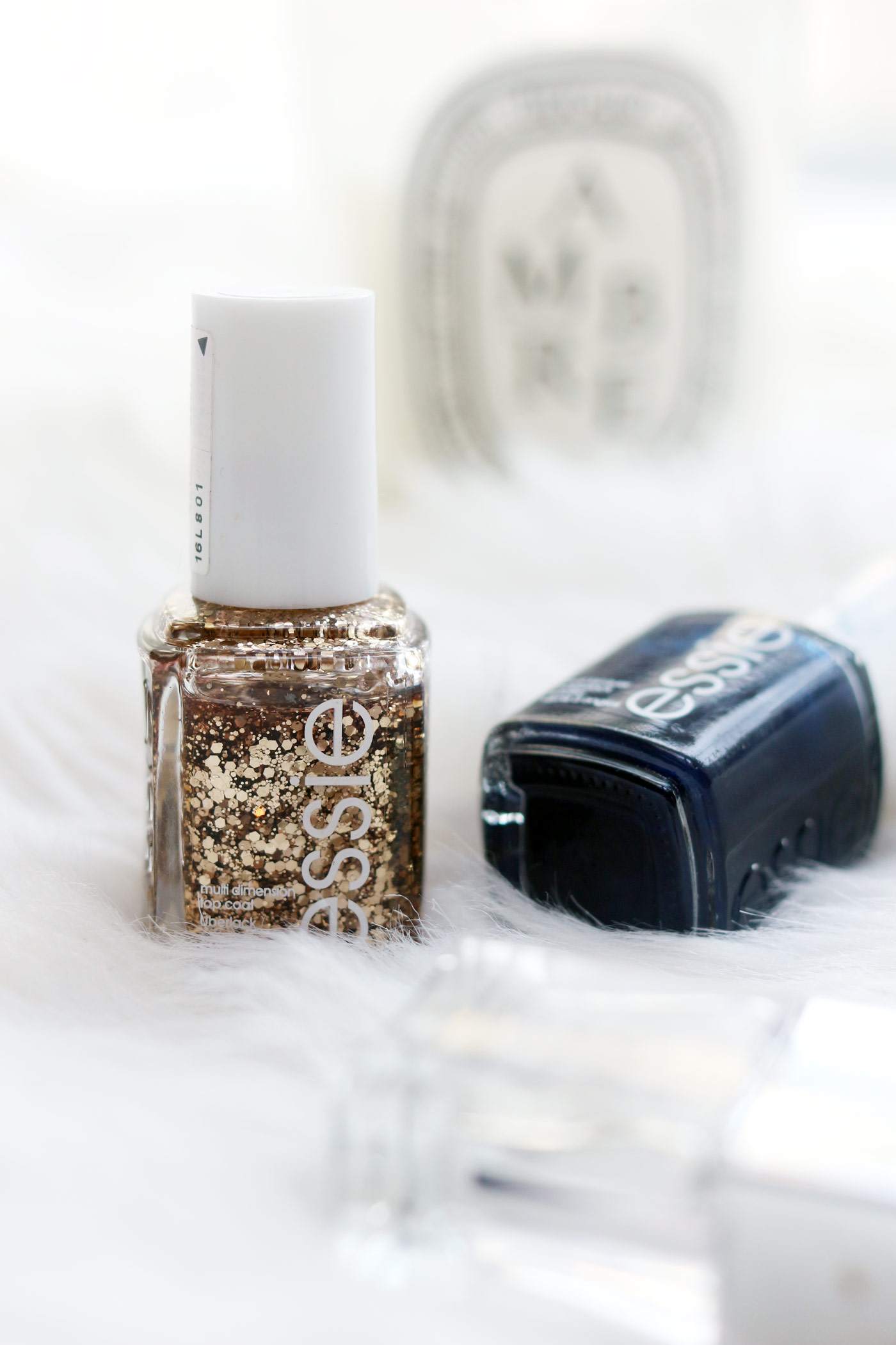 essie-christmas-nails-gold-navy-glitter