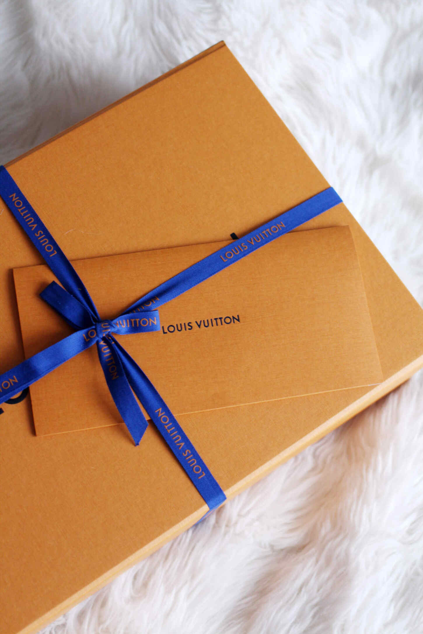 louis-vuitton-pochette-metis-Monogram-Empreinte-Leather-black-bag-review louis-vuitton-pochette-metis-Monogram-Empreinte-Leather-black-bag-review