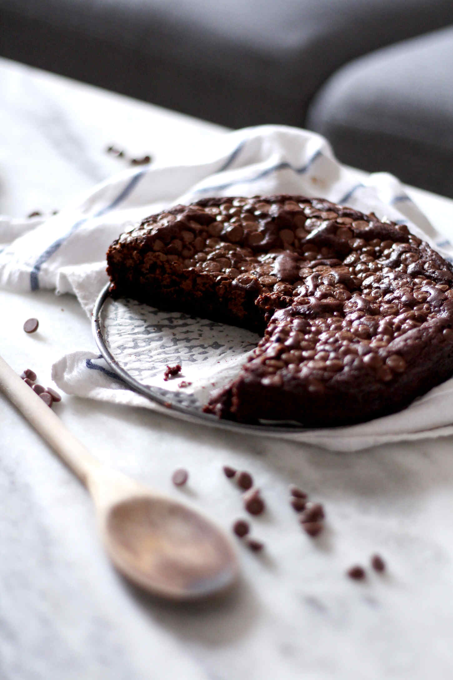 chocolate-brownie-cake-with-chocolate-chips-recipe-easy-food-blogger-1