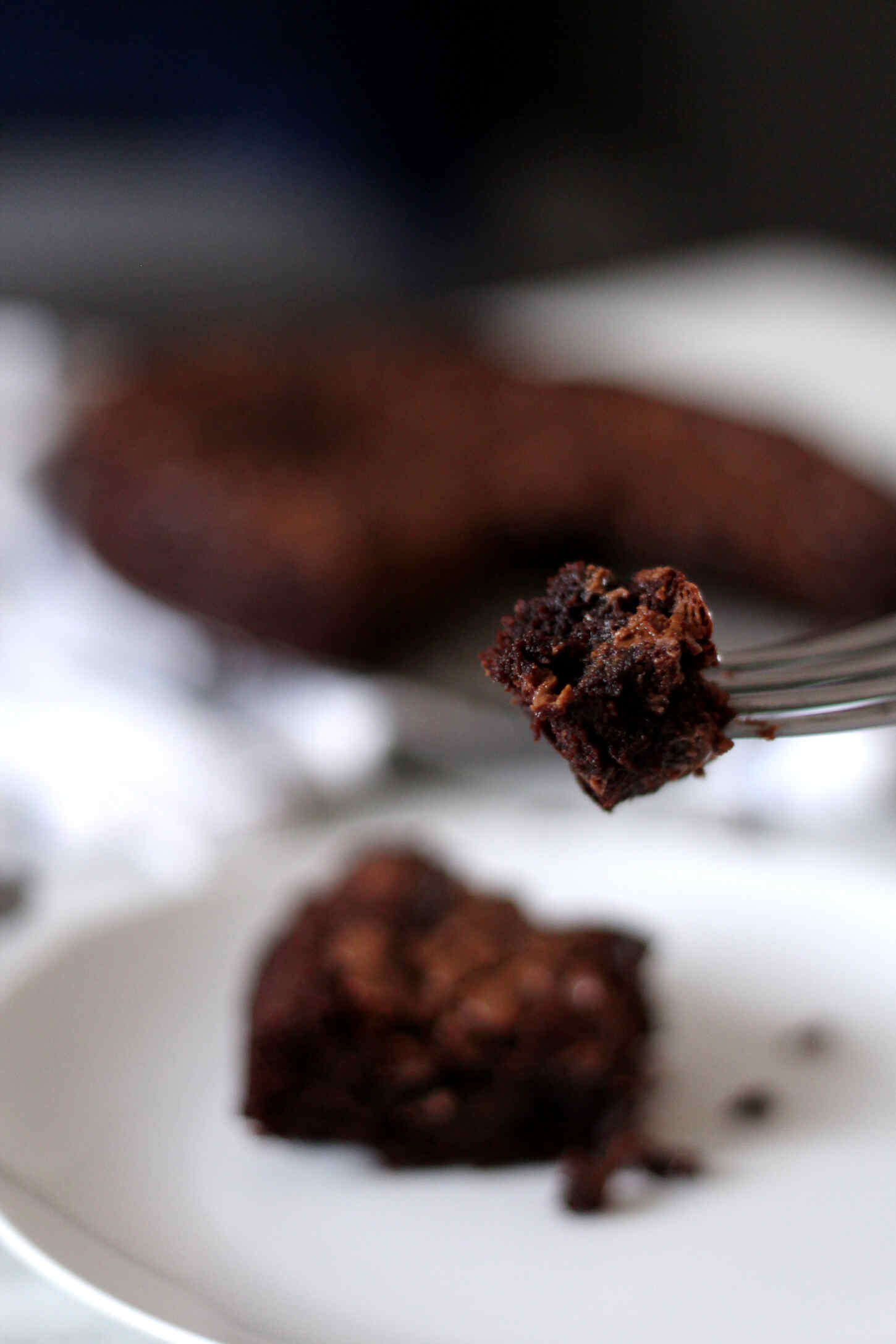 chocolate-brownie-cake-with-chocolate-chips-recipe-easy-food-blogger-4 chocolate-brownie-cake-with-chocolate-chips-recipe-easy-food-blogger-4