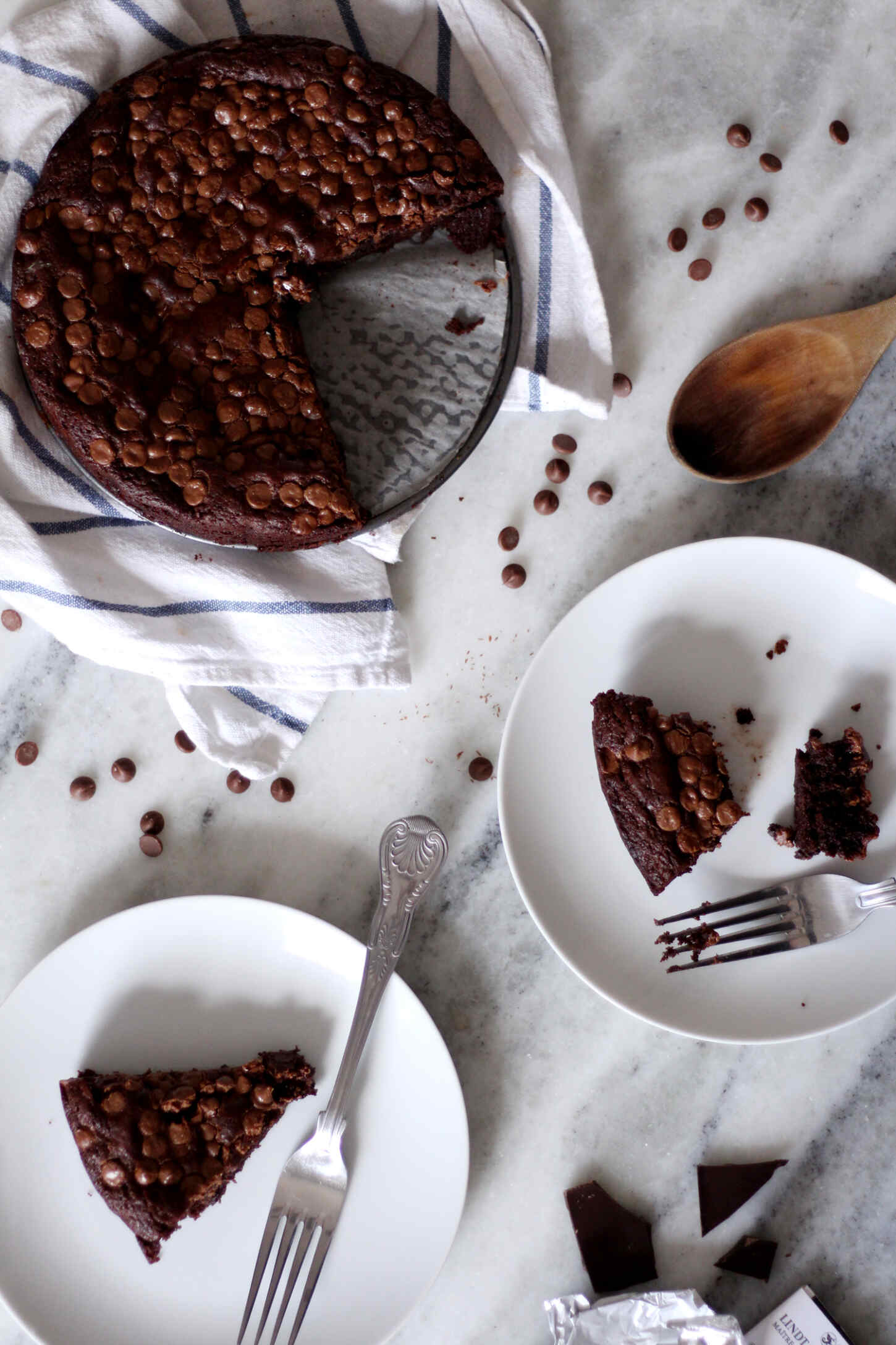 chocolate-brownie-cake-with-chocolate-chips-recipe-easy-food-blogger-5 chocolate-brownie-cake-with-chocolate-chips-recipe-easy-food-blogger-5