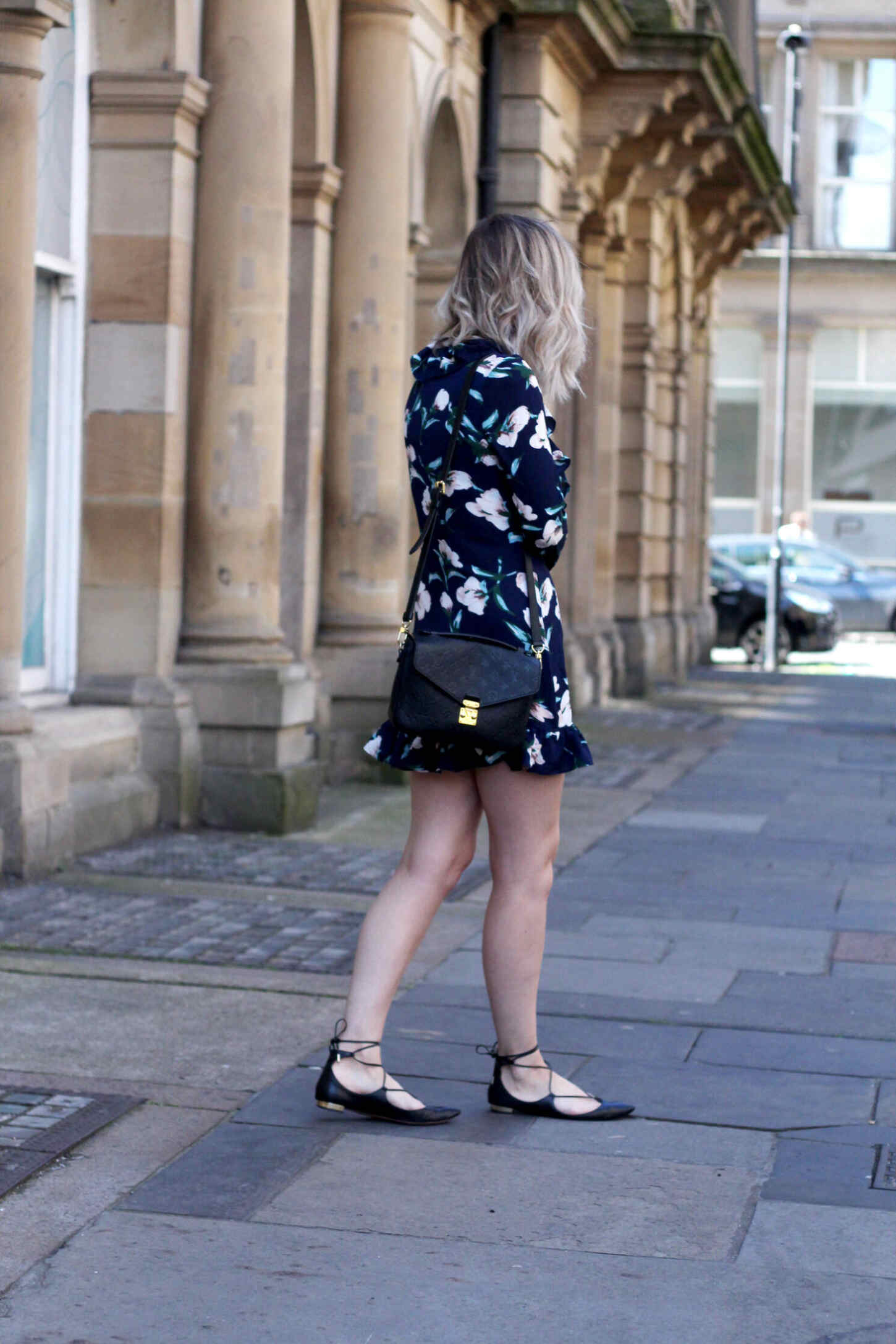 pretty-little-thing-navy-florap-ruffle-wrap-dress-louis-vuitton-pochette-metis-4