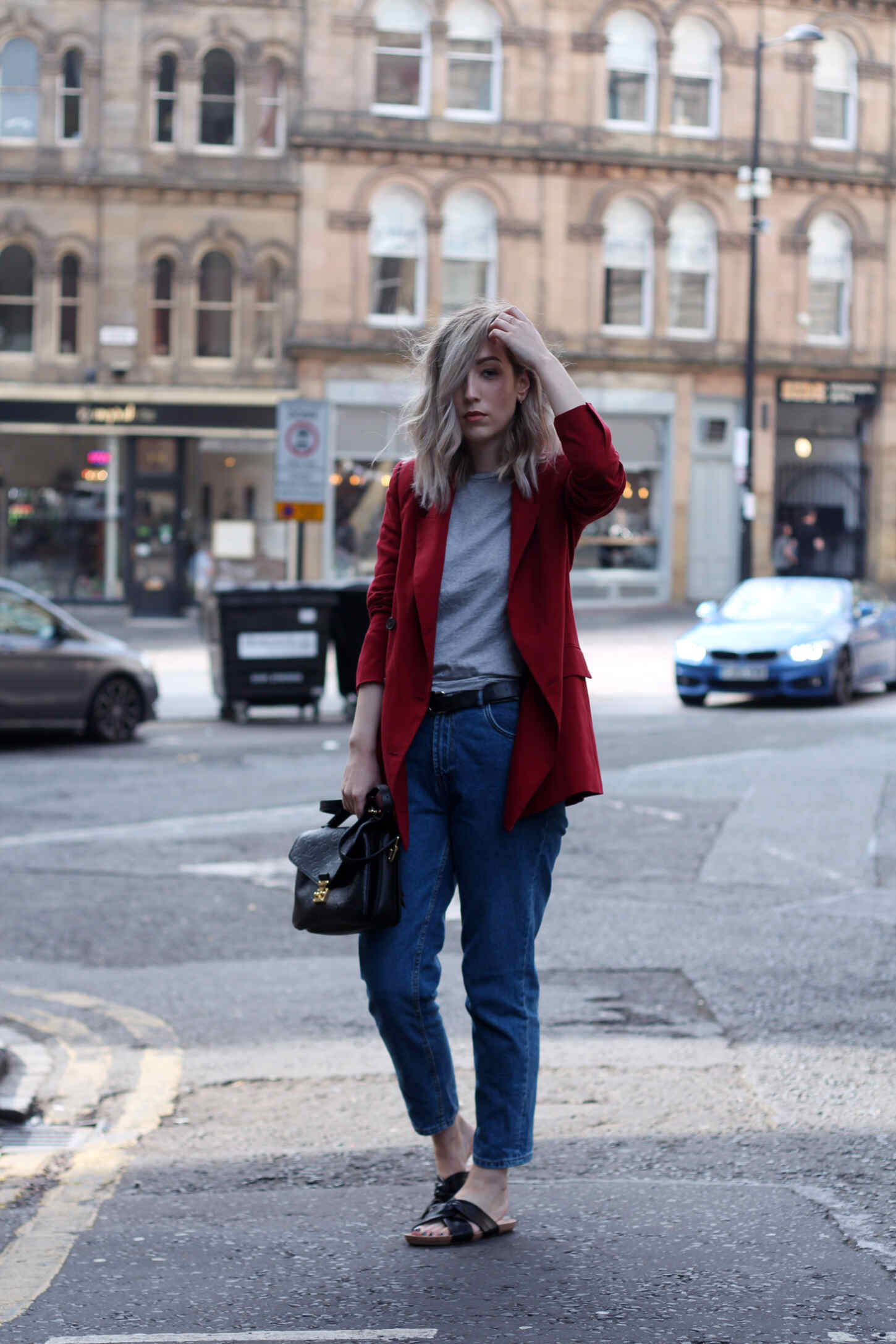 zara-red-blazer-mom-jeans-louis-mochette-metis-4 zara-red-blazer-mom-jeans-louis-mochette-metis-4