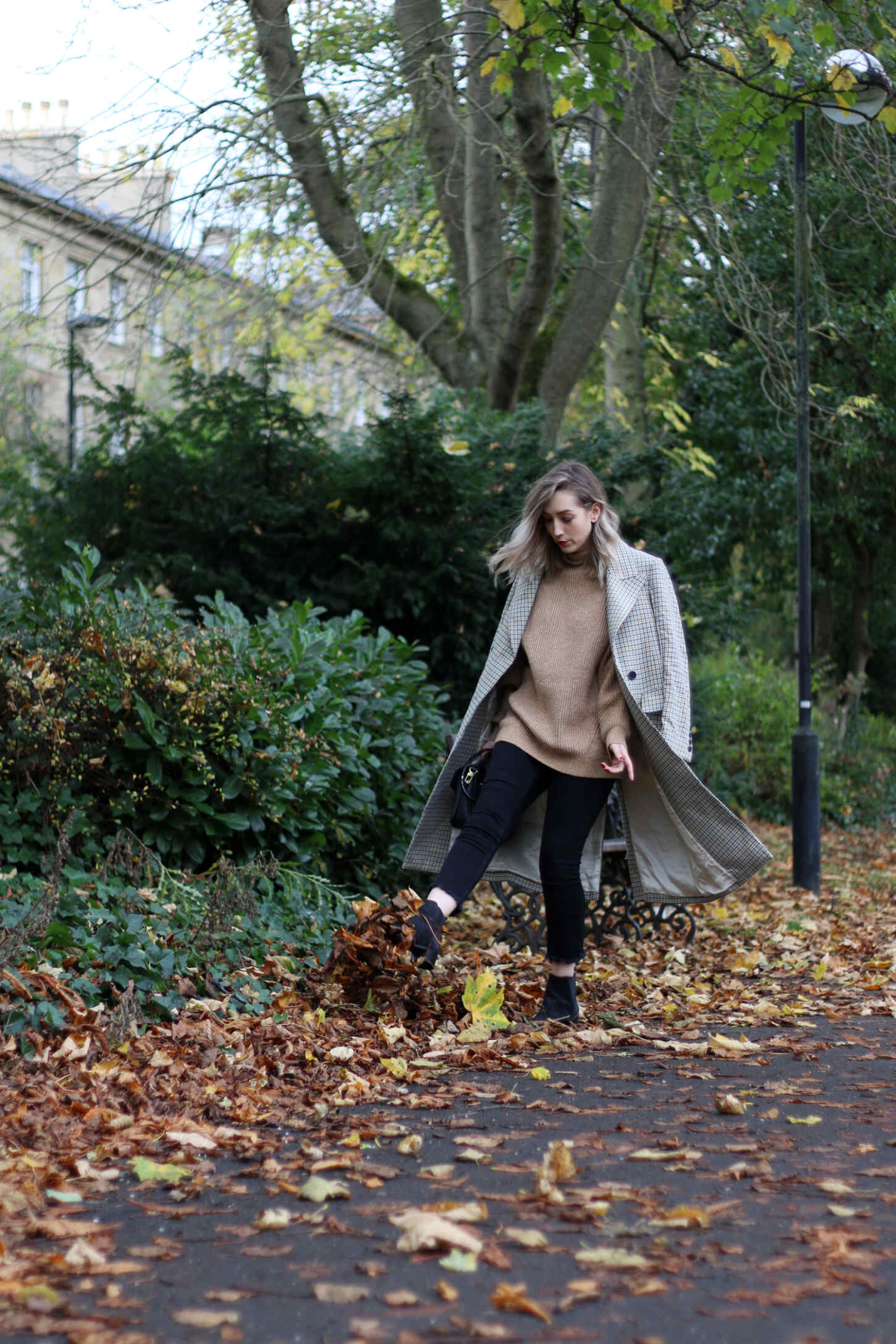 autumn-outfit-H&M-oversized-tan-jumper-checked-coat-1 autumn-outfit-H&M-oversized-tan-jumper-checked-coat-1