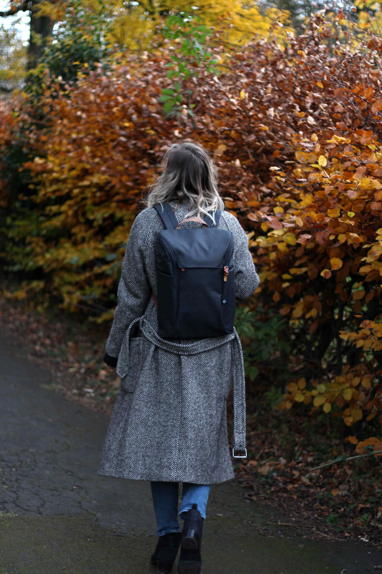 booq-grey-backpack-autumn-outfit-chloe-coat-acne-jensen-10