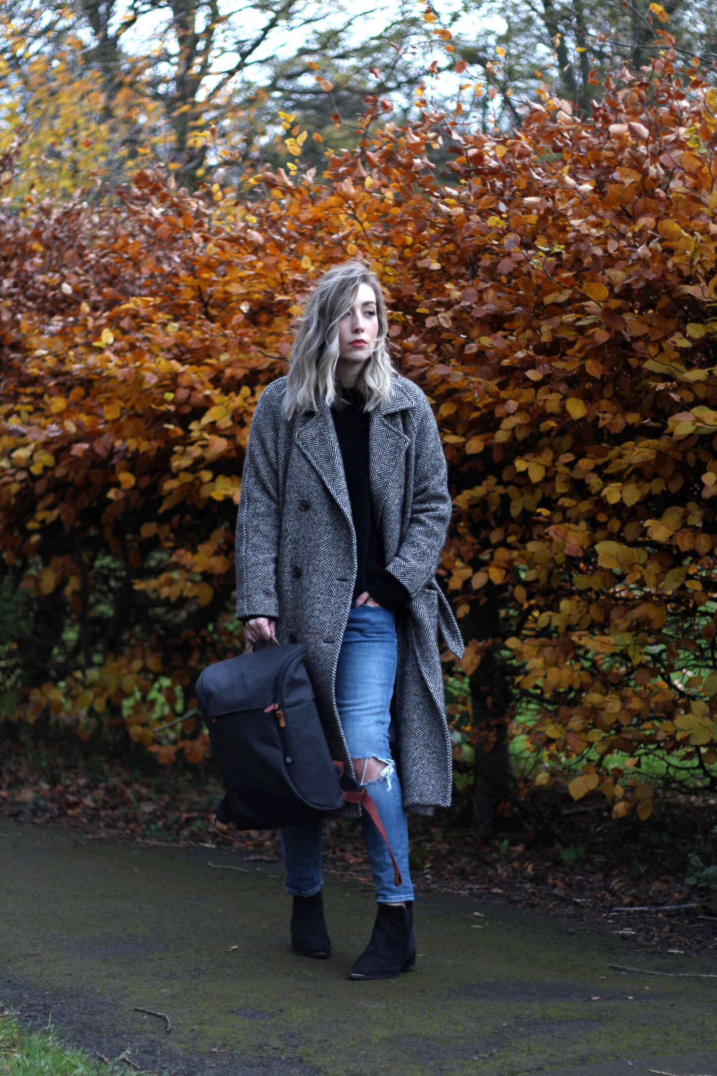 booq-grey-backpack-autumn-outfit-chloe-coat-acne-jensen-4