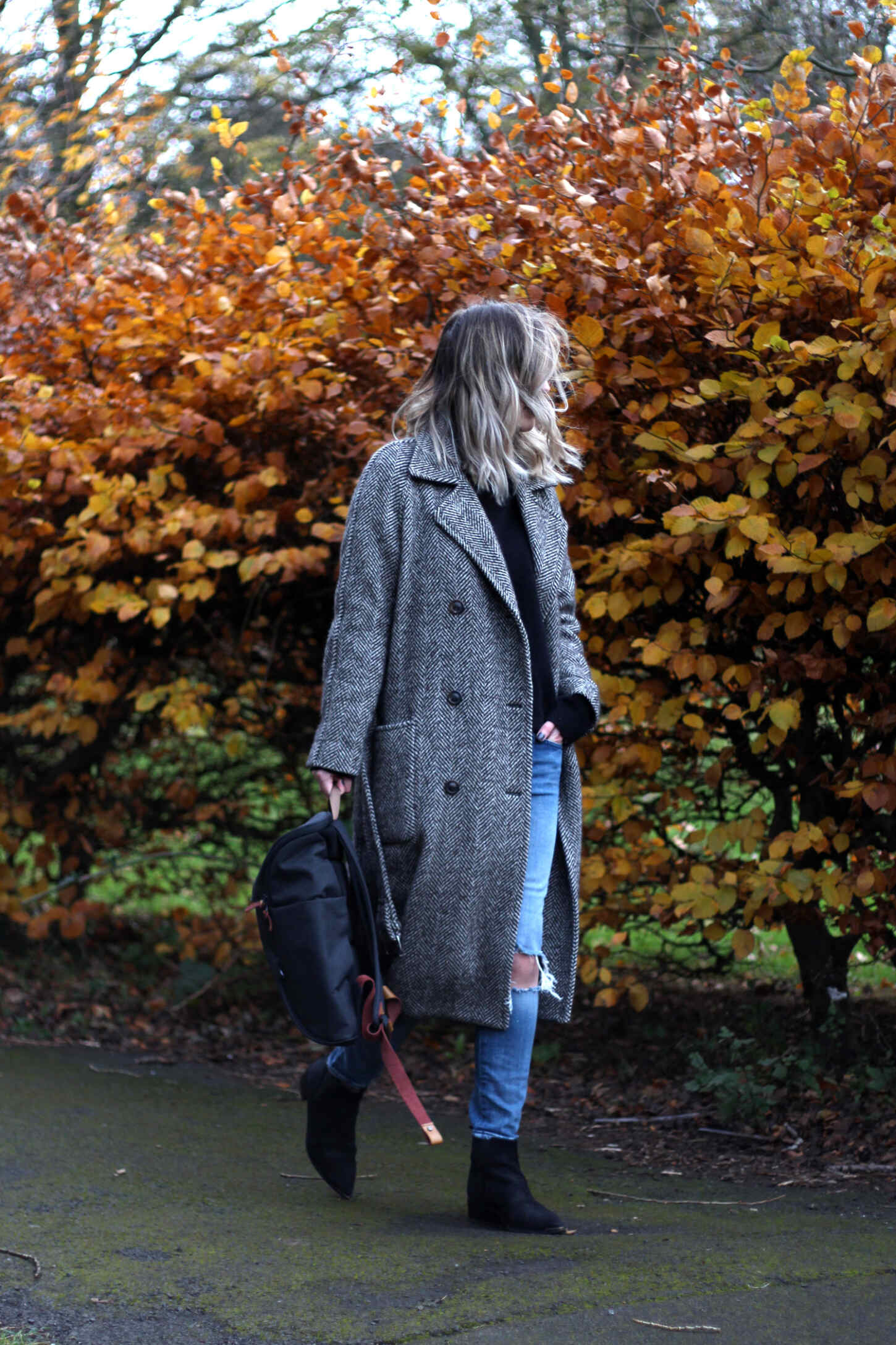 booq-grey-backpack-autumn-outfit-chloe-coat-acne-jensen-5