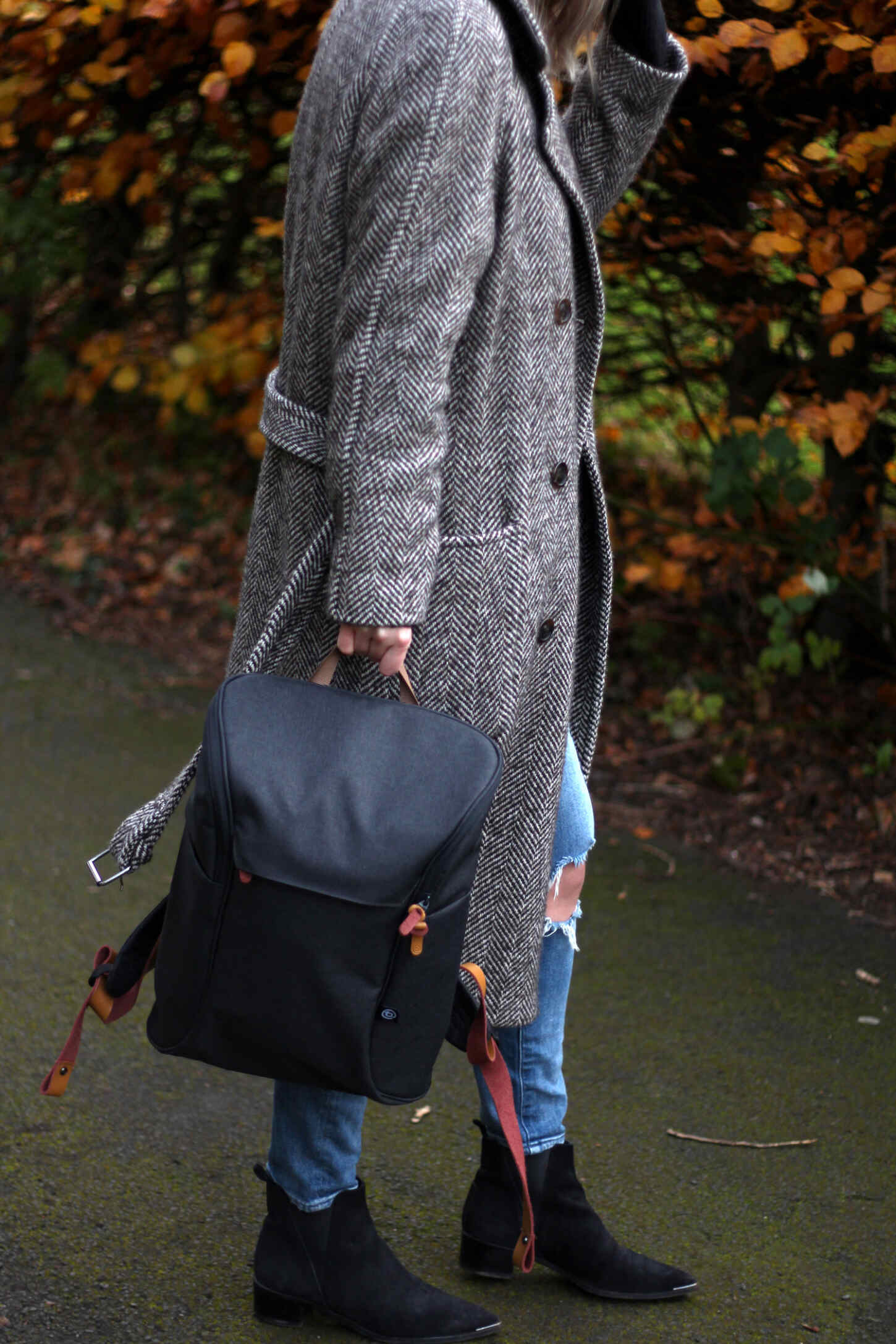 booq-grey-backpack-autumn-outfit-chloe-coat-acne-jensen-9