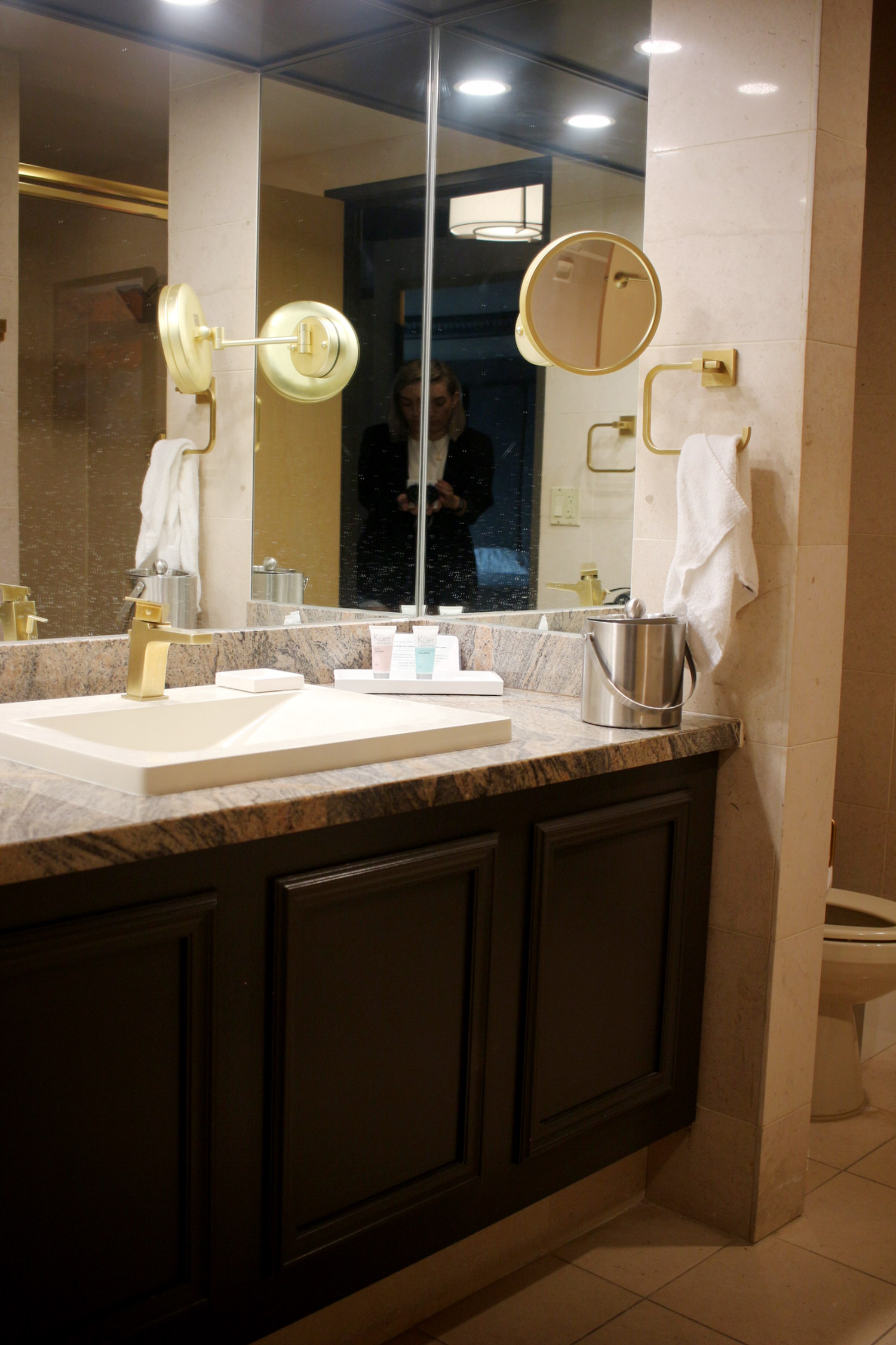 las-vegas-the-luxor-hotel-review-king-room-4 las-vegas-the-luxor-hotel-review-king-room-4