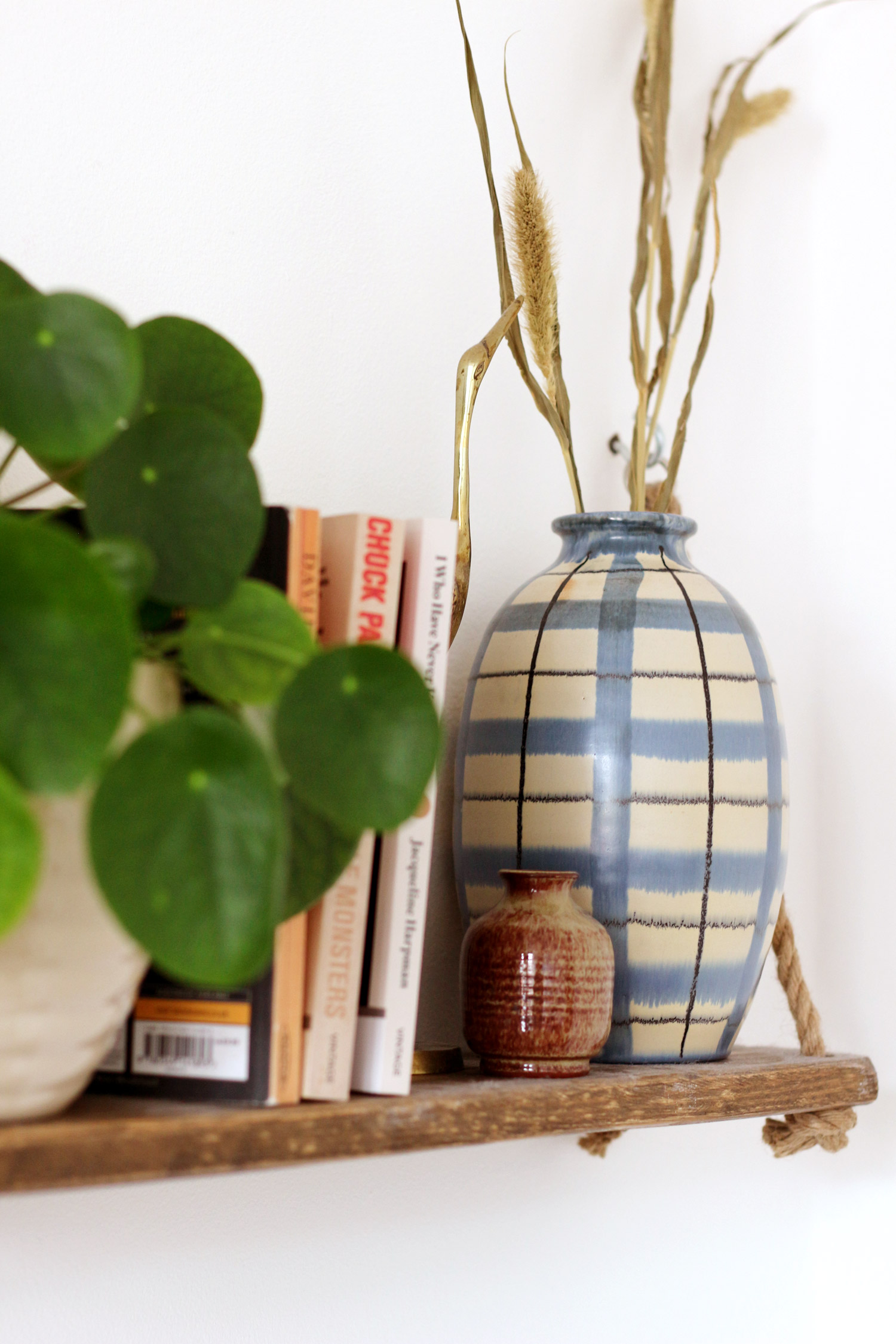 bedroom-changes-vintage-vase-shelf-styling-thelovecatsinc bedroom-changes-vintage-vase-shelf-styling-thelovecatsinc