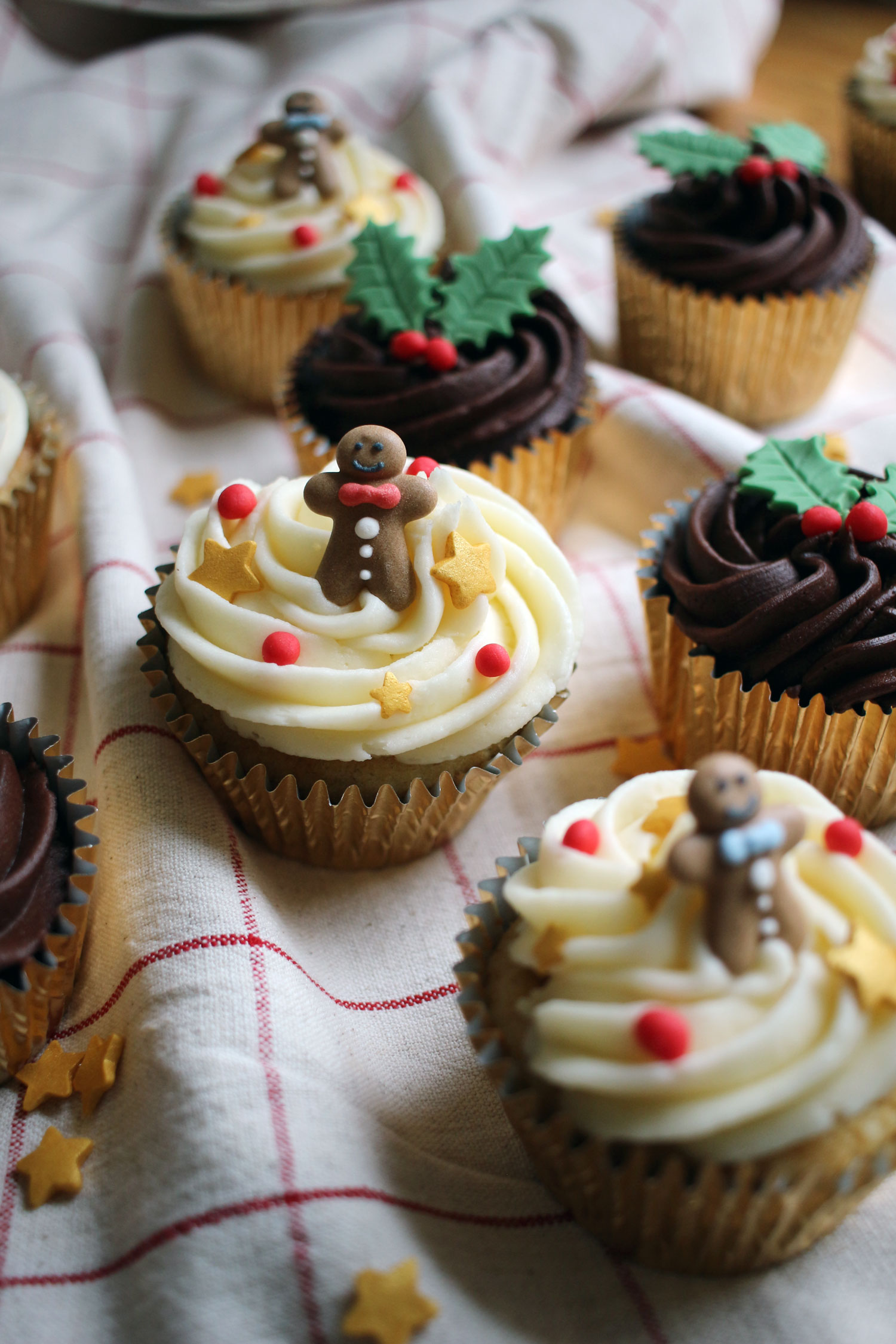 christmas-cupcake-decoration-ideas-holly-berry-gingerbread-men-easy-14