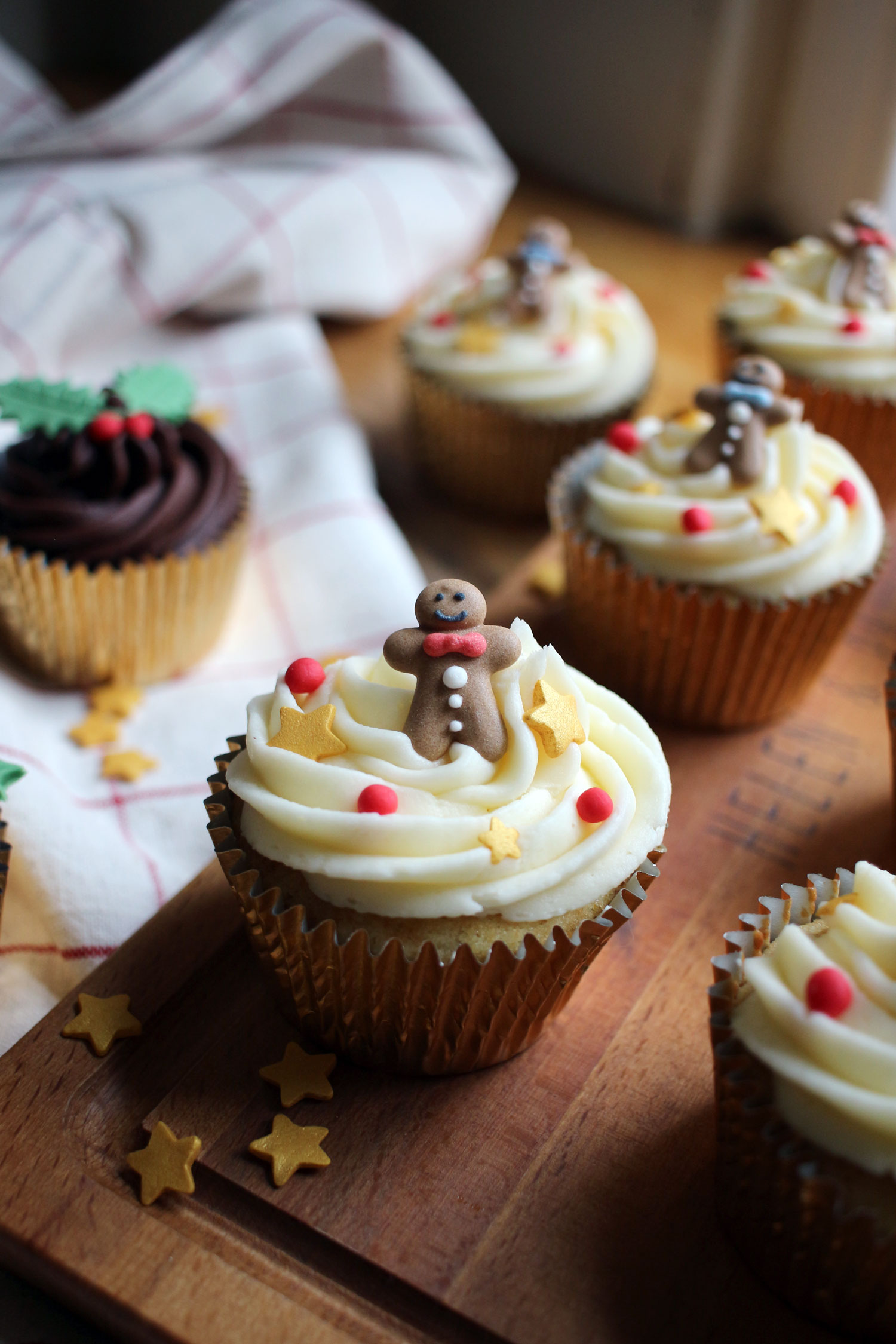 christmas-cupcake-decoration-ideas-holly-berry-gingerbread-men-easy-2