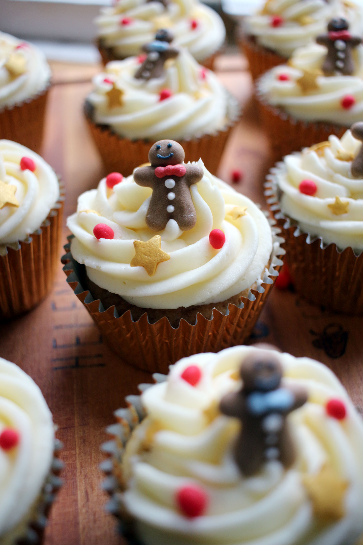 christmas-cupcake-decoration-ideas-holly-berry-gingerbread-men-easy-3