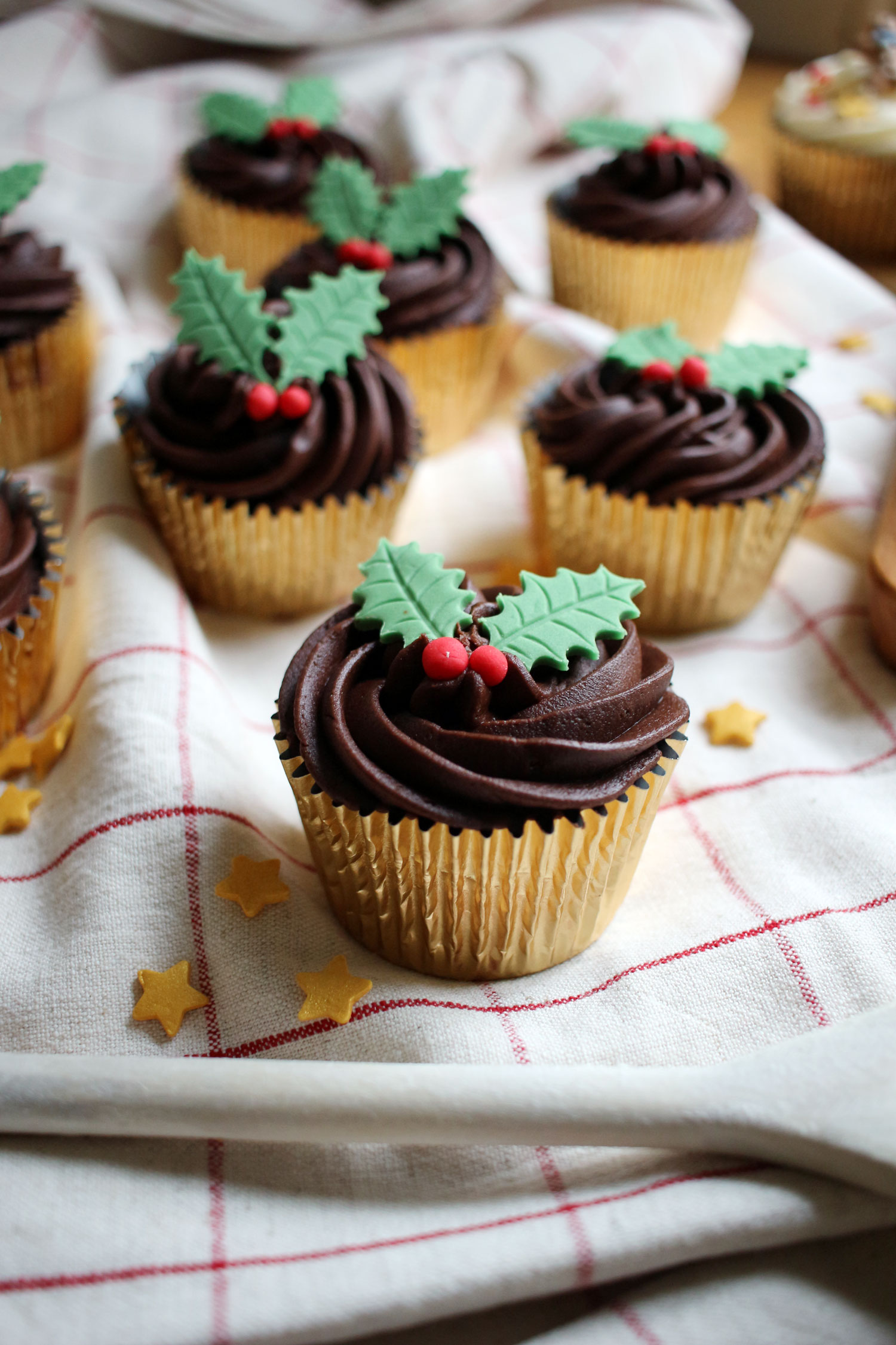 christmas-cupcake-decoration-ideas-holly-berry-gingerbread-men-easy-5 christmas-cupcake-decoration-ideas-holly-berry-gingerbread-men-easy-5