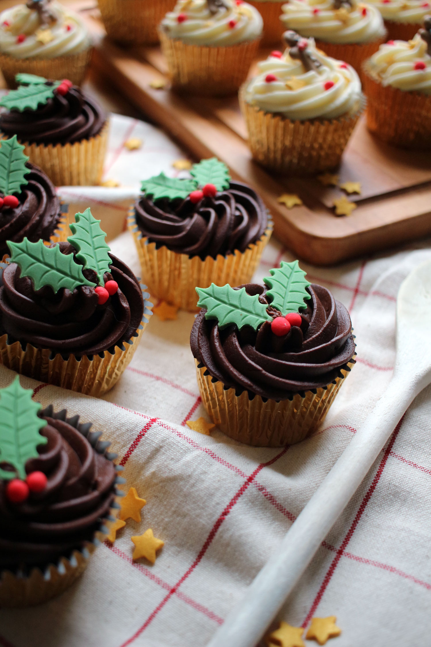christmas-cupcake-decoration-ideas-holly-berry-gingerbread-men-easy christmas-cupcake-decoration-ideas-holly-berry-gingerbread-men-easy